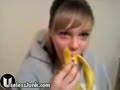 バナナを喉の奥まで入れる女性達。